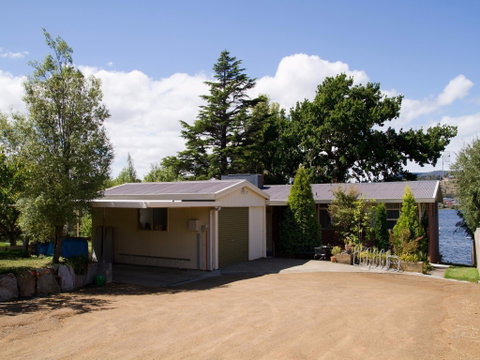 Waterside Accommodation - Derwent Hideaway - Accommodation Guide 2