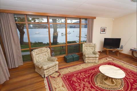 Waterside Accommodation - Derwent Hideaway - Accommodation Guide 3