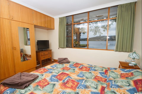 Waterside Accommodation - Derwent Hideaway - Accommodation Guide 5