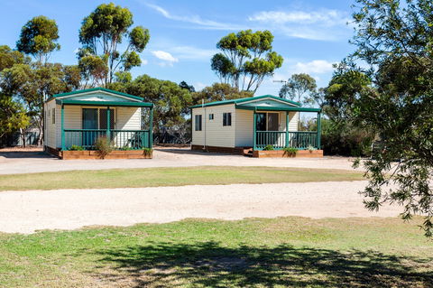 Cummins Caravan & Cabin Park - Accommodation China 2