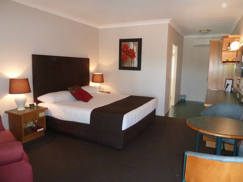 McNevins Logan Park Motel - Accommodation Asia 1