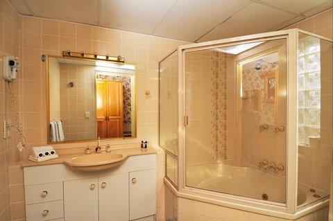 McNevins Logan Park Motel - Accommodation Asia 2