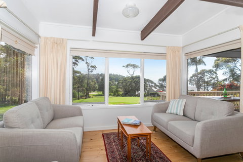 Mollymooks Tee To Sea - Accommodation Asia 2