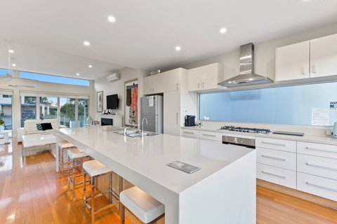 Elanora - Accommodation Guide 2