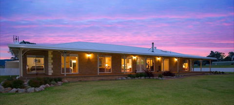 The Hill Paddock - Accommodation Guide 1