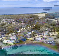 Metta at Myola Stylish Cedar Beach House