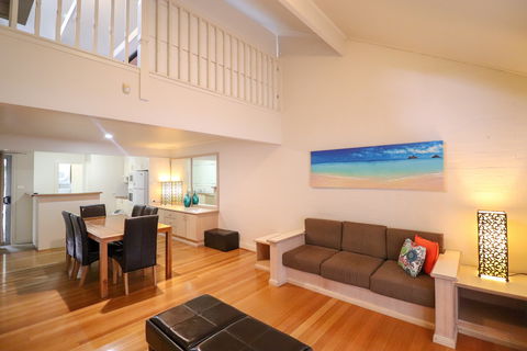 Blackbutt Family Loft Townhouse - Accommodation Asia 2