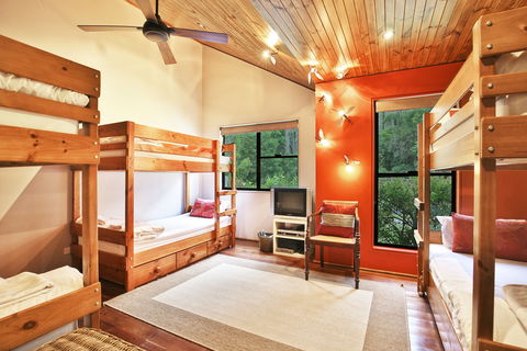 Indooroopilly - Accommodation Guide 1