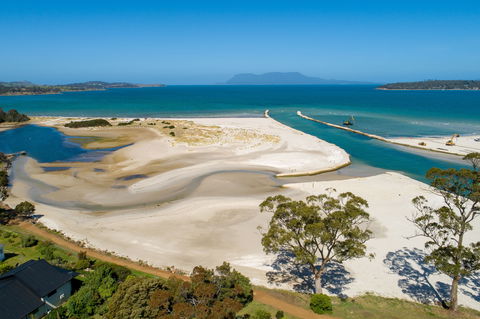 Lyenna - Accommodation Guide 1