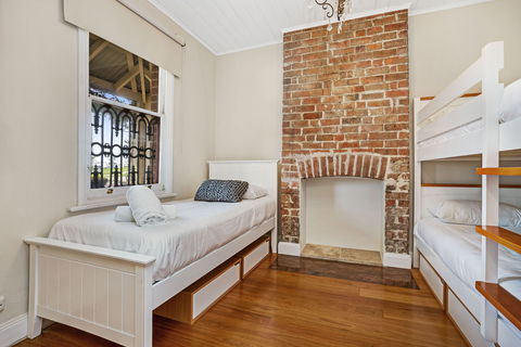 Newcastle Executive Homes - Oceanview Terrace - Accommodation Guide 2