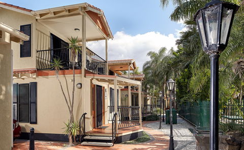Ashmore Palms Holiday Village - Accommodation China 1
