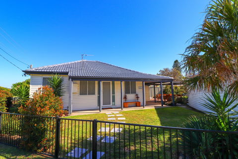 Beachside Cottage At Blacksmiths - Accommodation Asia 0