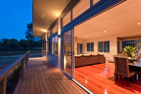 Blue  Cliff Retreat - Accommodation Guide 2