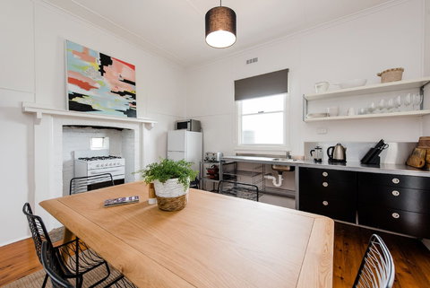 Castleview Cottage - Accommodation Asia 0