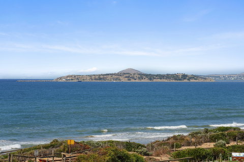 Chiton On The Rocks - Breathtaking Panoramic Coastal Views - Accommodation Asia 1