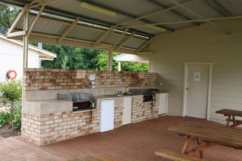 Fossickers' Tourist Park - Accommodation Guide 1