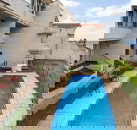 Spalding Lodge Unit 10 - Accommodation Guide