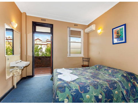 The Belmore Hotel - Accommodation Guide 1