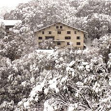 Trackers Mountain Lodge - Accommodation Guide 1