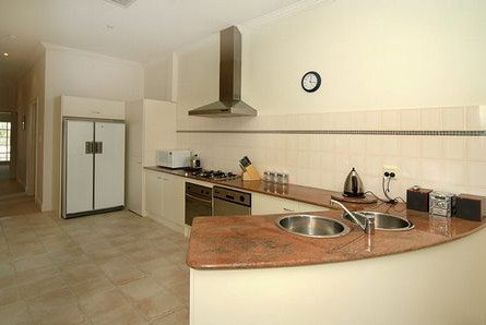 Michelle's Garden Apartments - Accommodation Asia 4