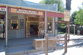 Emmylou Paddle Steamer - Accommodation Guide 2