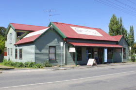 Stanley's Studio And Gallery - Fine Art And Craft - Accommodation Asia 0