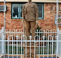 Soldier Statue Memorial Chinchilla - Accommodation Guide
