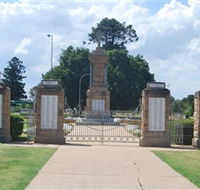 Warwick War Memorial and Gates - Accommodation Guide