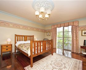 Barcaldine House - Accommodation Guide 7