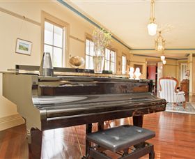 Barcaldine House - Accommodation Guide 6