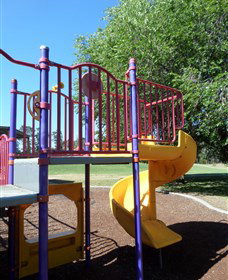 Fadden Pines Playground - Accommodation Guide 2