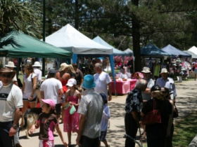Broadbeach Art And Craft Markets - Accommodation China 3