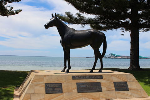 Makybe Diva Statue - Accommodation China 0