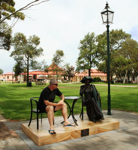 Gladstone Square - Accommodation China 1