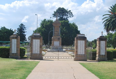 Warwick War Memorial And Gates - Accommodation China 0