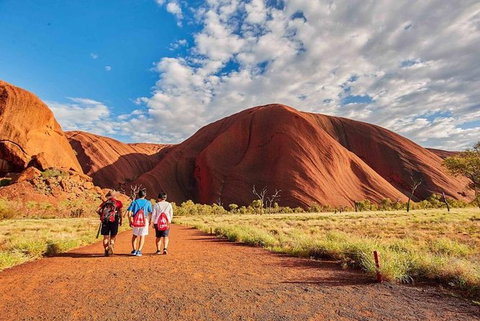 Explore Uluru: 7 Hours Guide Tour At Sunrise With Light Breakfast - Accommodation Asia 3