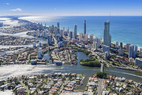 Gold Coast Airport Transfers : Airport OOL To Gold Coast City In Business Car - Accommodation China 3