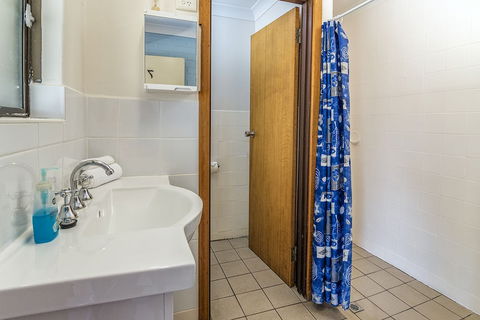 Emu Beach Chalets - Accommodation Guide 4
