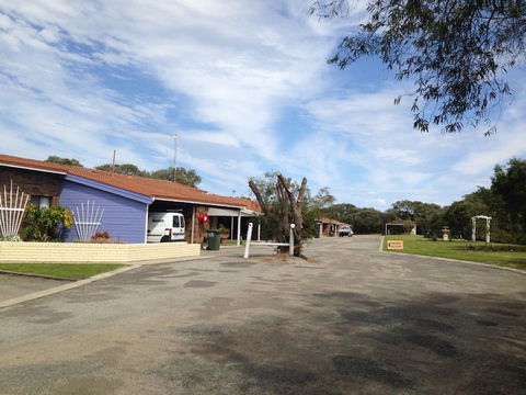 Emu Beach Chalets - Accommodation Guide 0