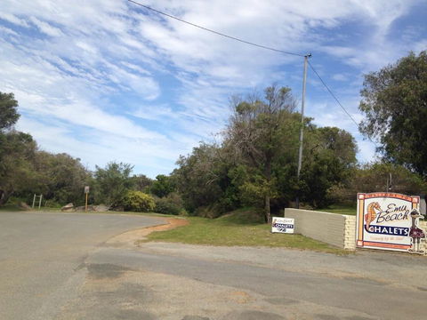 Emu Beach Chalets - Accommodation Guide 2