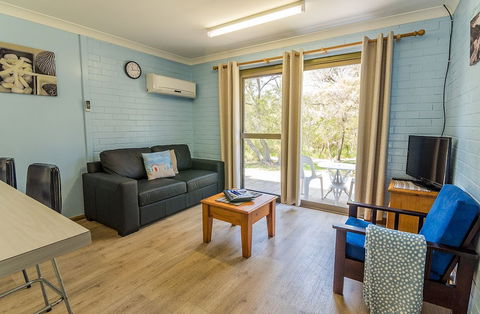 Emu Beach Chalets - Accommodation Guide 3