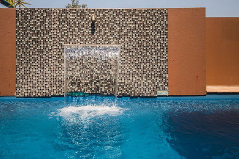 Rocky Resort Motor Inn - Accommodation Guide 6