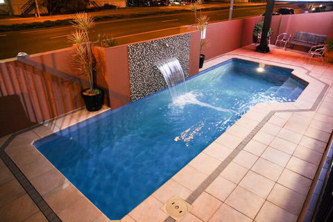 Rocky Resort Motor Inn - Accommodation Guide 5