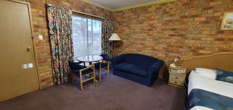 Pines Country Club Motor Inn - Accommodation Asia 4