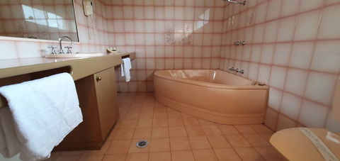 Pines Country Club Motor Inn - Accommodation Asia 6