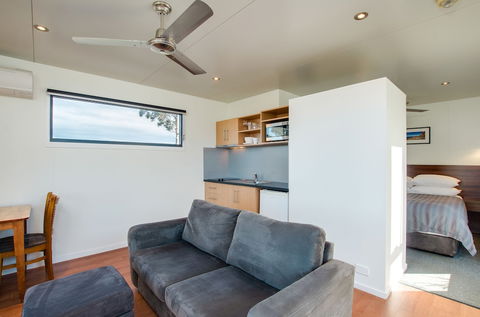 Swansea Beach Chalets - Accommodation Guide 6