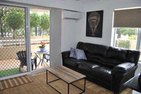 Budds Beach Apartments - Accommodation Guide 4