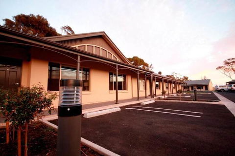 Sundowner Motel Hotel - Accommodation Guide 1