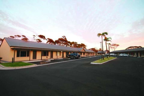 Sundowner Motel Hotel - Accommodation Guide 3