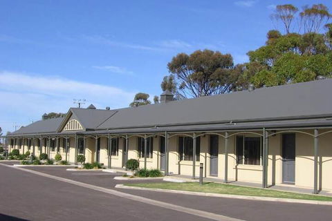 Sundowner Motel Hotel - Accommodation Guide 2